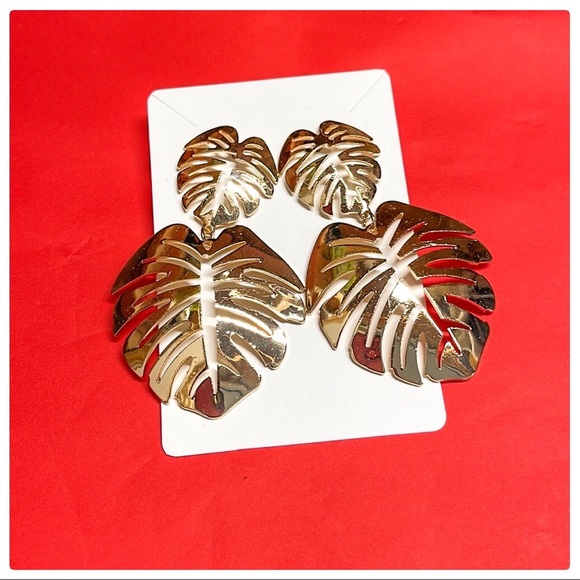 💕Beautiful Gold Plantain Leaves Fashion Earrings💕 - Picture 3 of 5